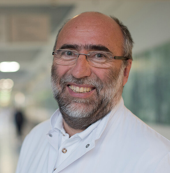 Bild von Dr. med. Jörg Pertschy (Chefarzt der Klinik für Allgemein-, Visceral-, Thorax- und Gefäßchirurgie am KKH Erfurt)